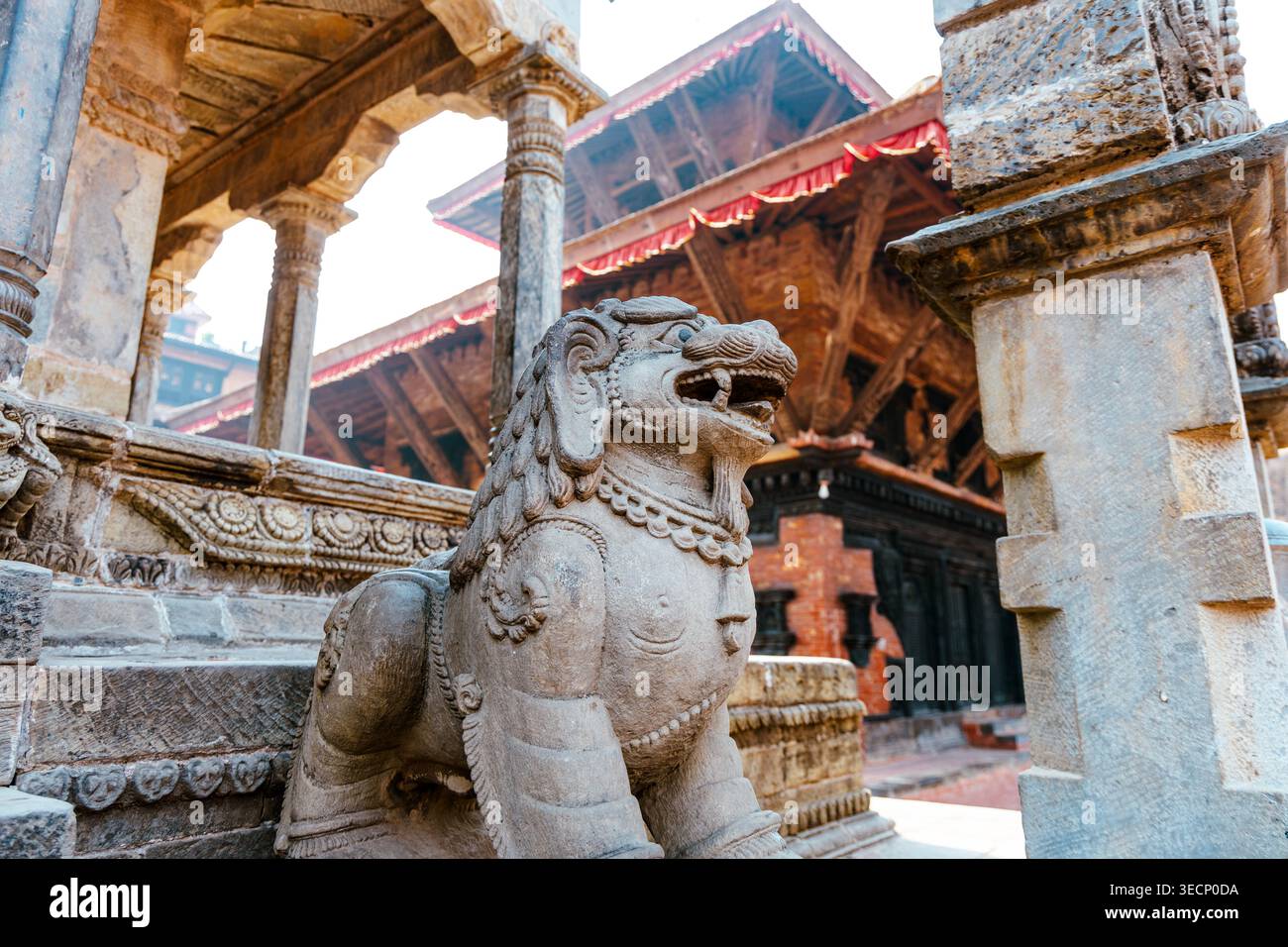 Steinsandstein-Wächter-Löwe-Statue des Vatsala Durga Tempels aus dem 17. Jahrhundert, Bhaktapur, Nepal Stockfoto