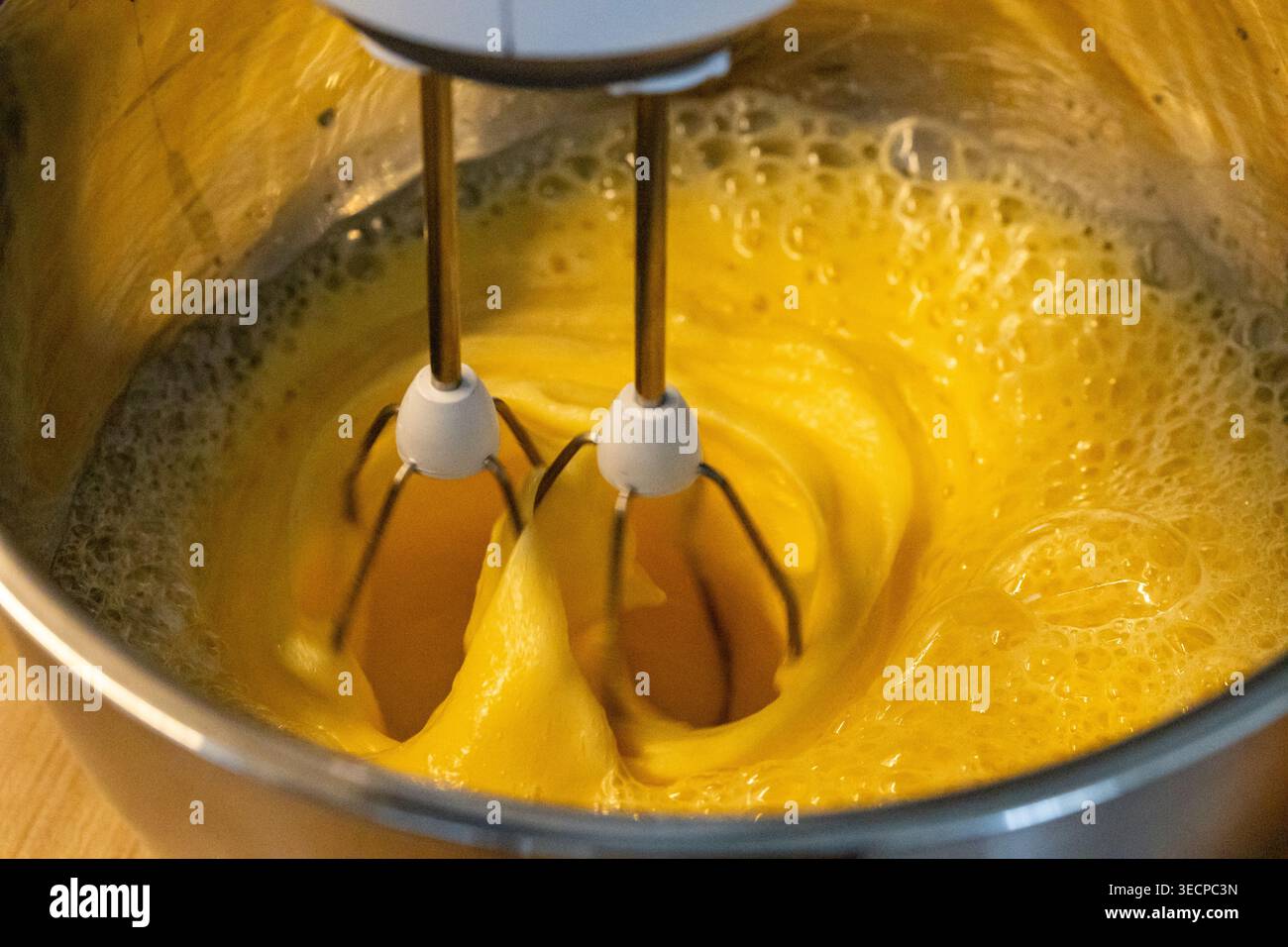 Mixer Quirle zum Mischen von Eiern. Nahaufnahme Stockfoto