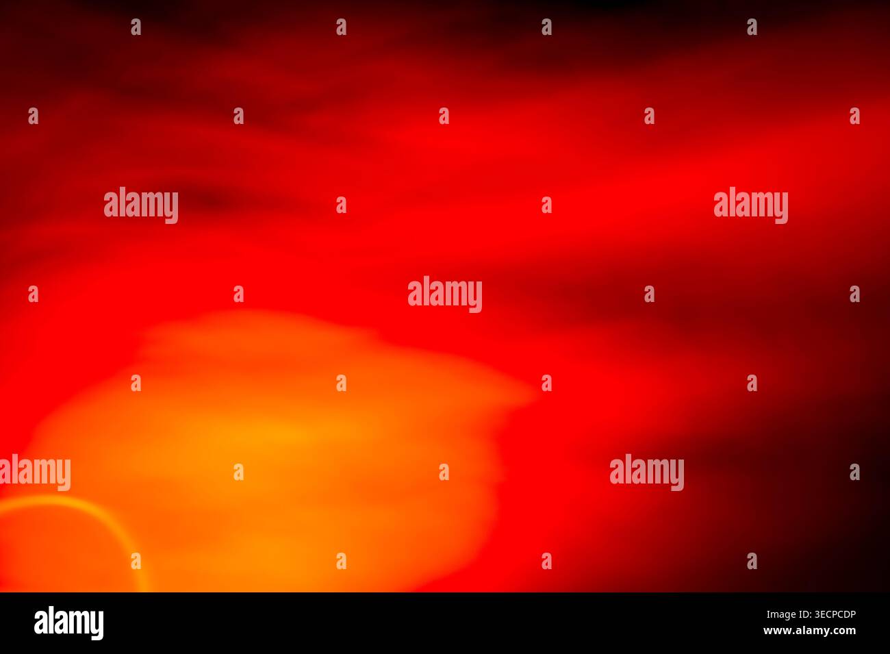 Abstrakte rote und orangene Lichtmuster mit sanfter Bewegungsunschärfe und leuchtenden kreisförmigen Formen vor dunklem Hintergrund. Experimentelles Langzeitbelichtungsbild. Stockfoto