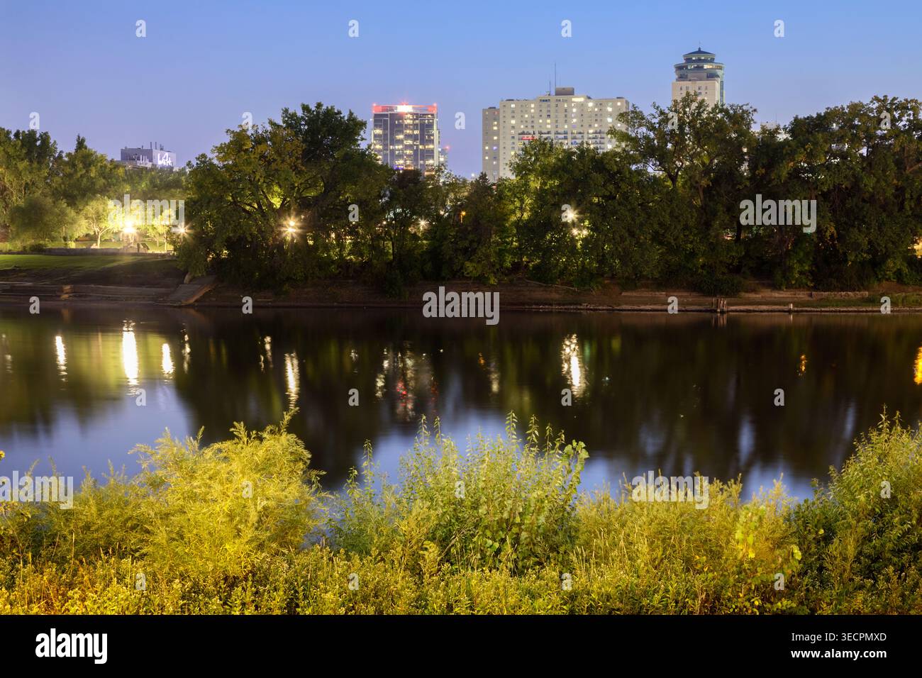 Der Red River in der Abenddämmerung im Zentrum von Winnipeg, Manitoba, Kanada Stockfoto