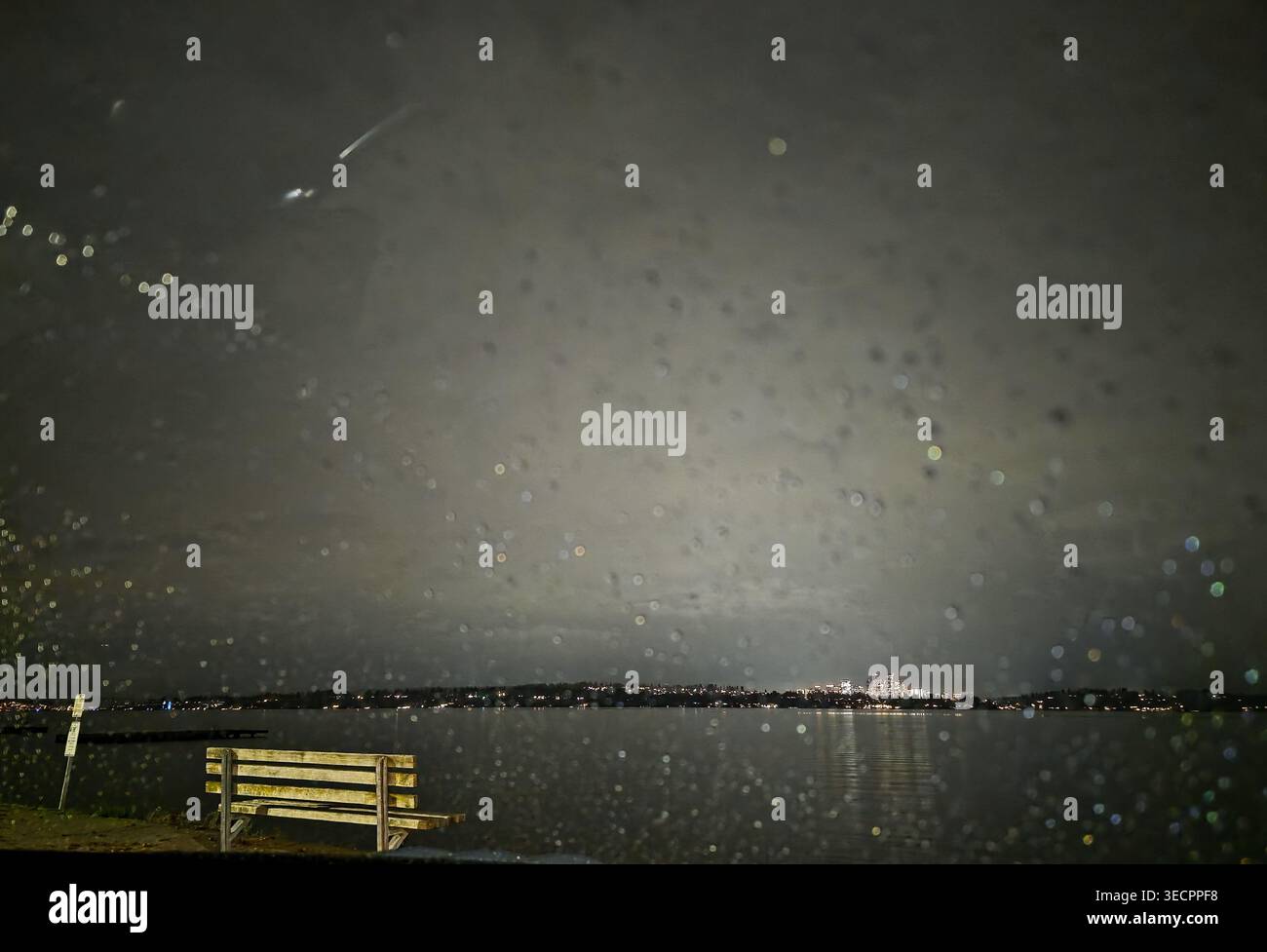 Regnerische Nacht Blick auf den Lake Washington von Seattle mit Stadtlichtern durch die Windschutzscheibe Stockfoto