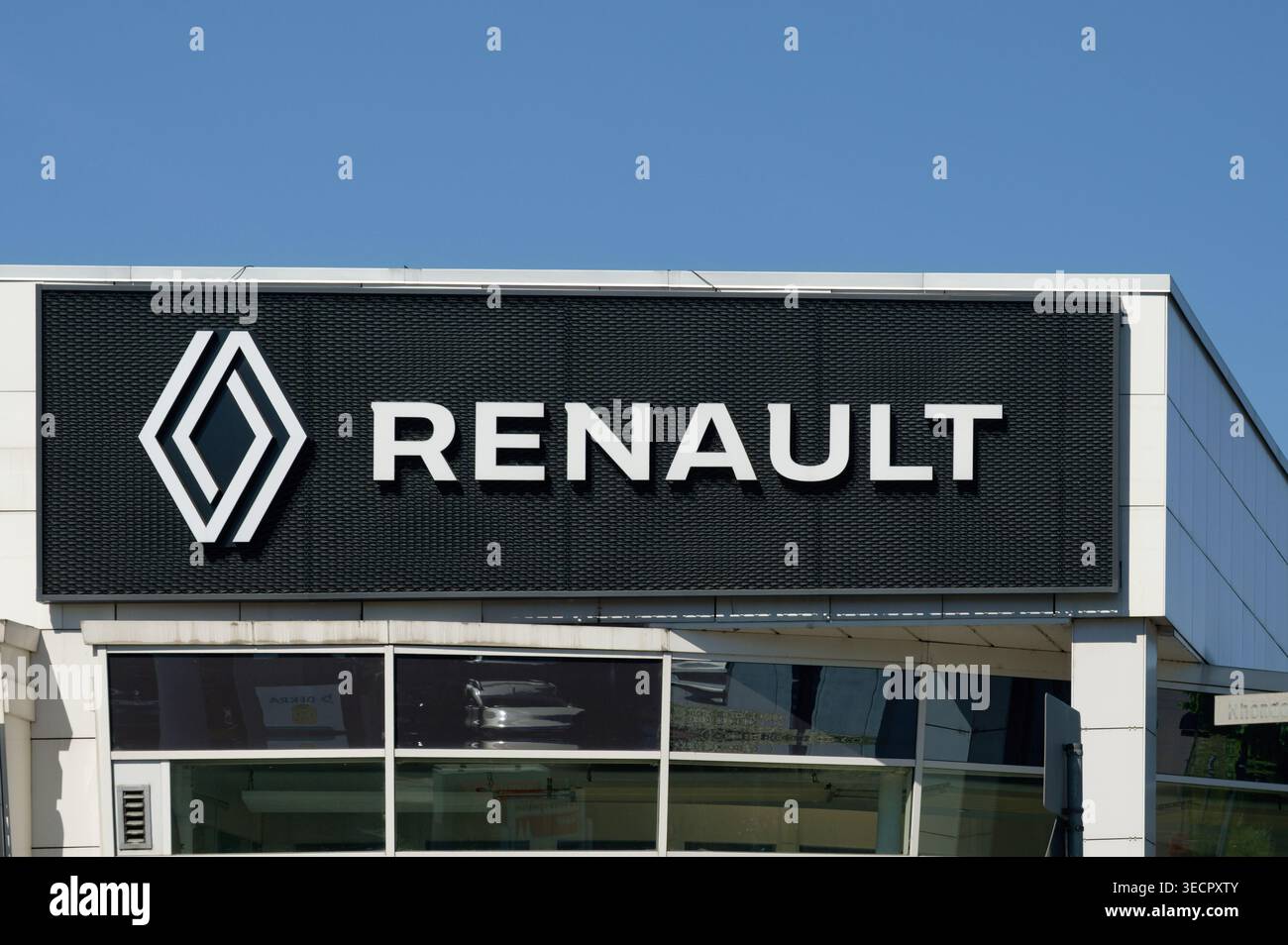 Köln, Deutschland April 30 2026: Nahaufnahme der modernen Renault-Beschilderung und Fassade eines Autohauses in Köln. Editorial. Stockfoto