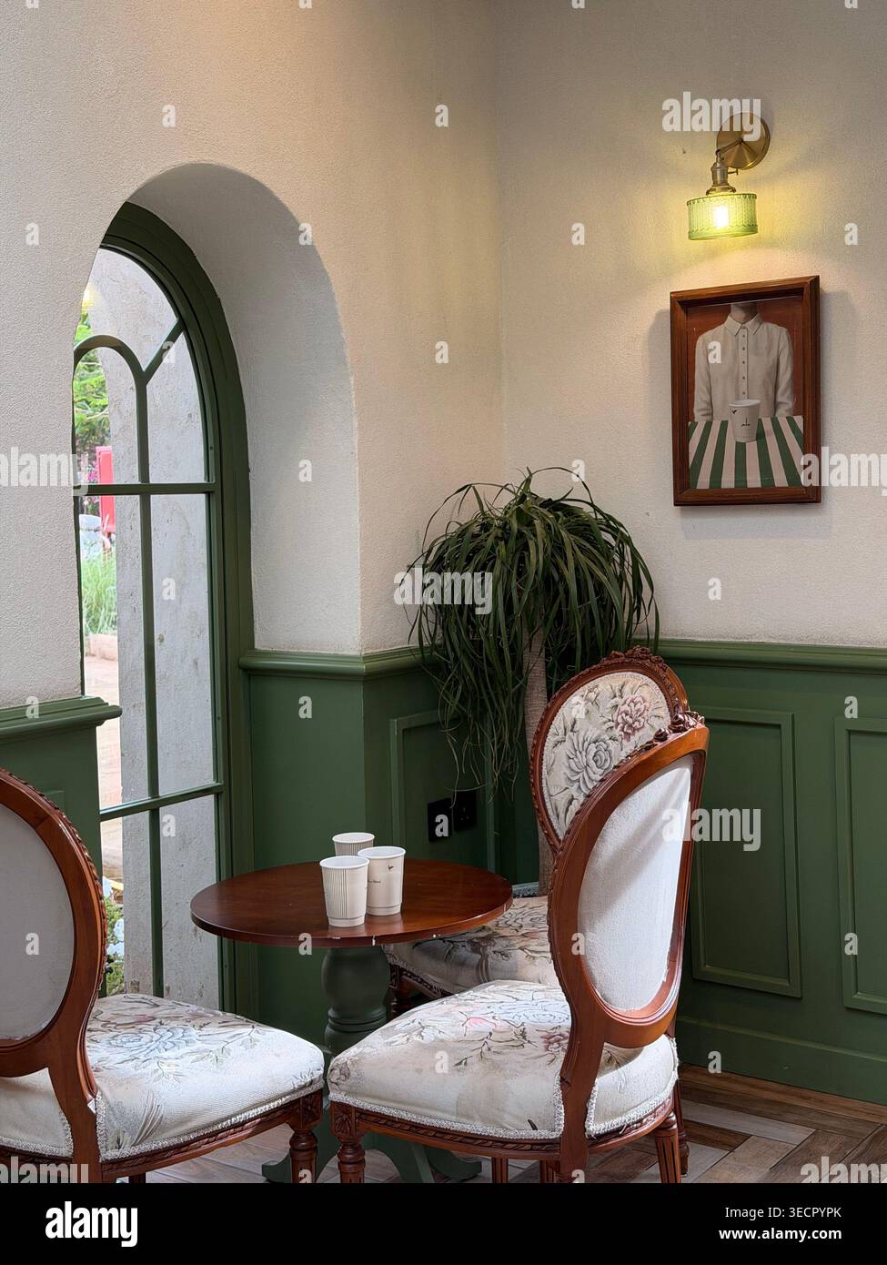 Gemütliches Zuhause mit warmer Holzlampe und modernen Möbeln - Smartphone-aufgenommenes Stockfoto