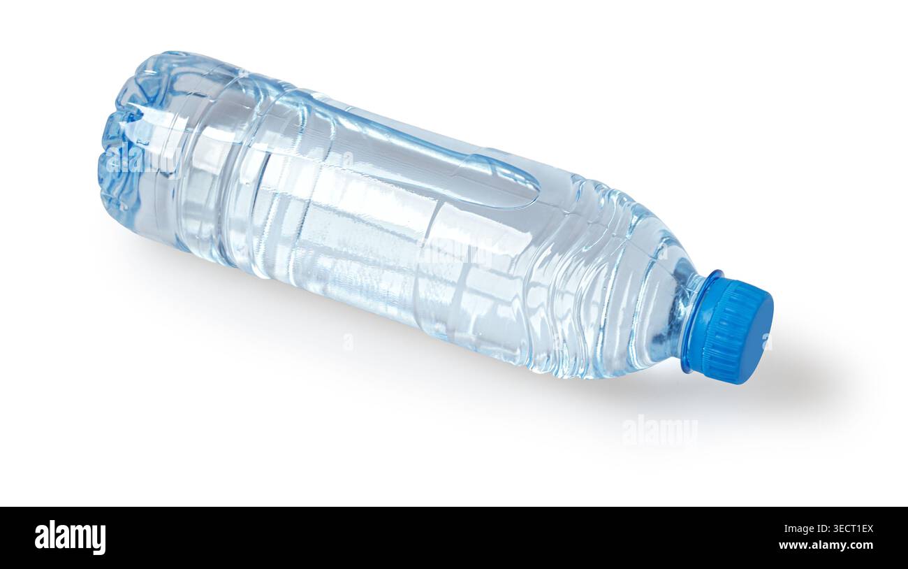 Durchsichtige Kunststoffflasche mit erfrischendem Mineralwasser, isoliert für einfache Verwendung Stockfoto