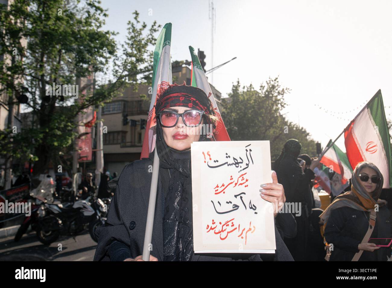 „Jan Feda“ Frauenrallye, Teheran, 17. April 2026. Zeichen: „Hallo Himmel, ich vermisse Chamenei“ Stockfoto