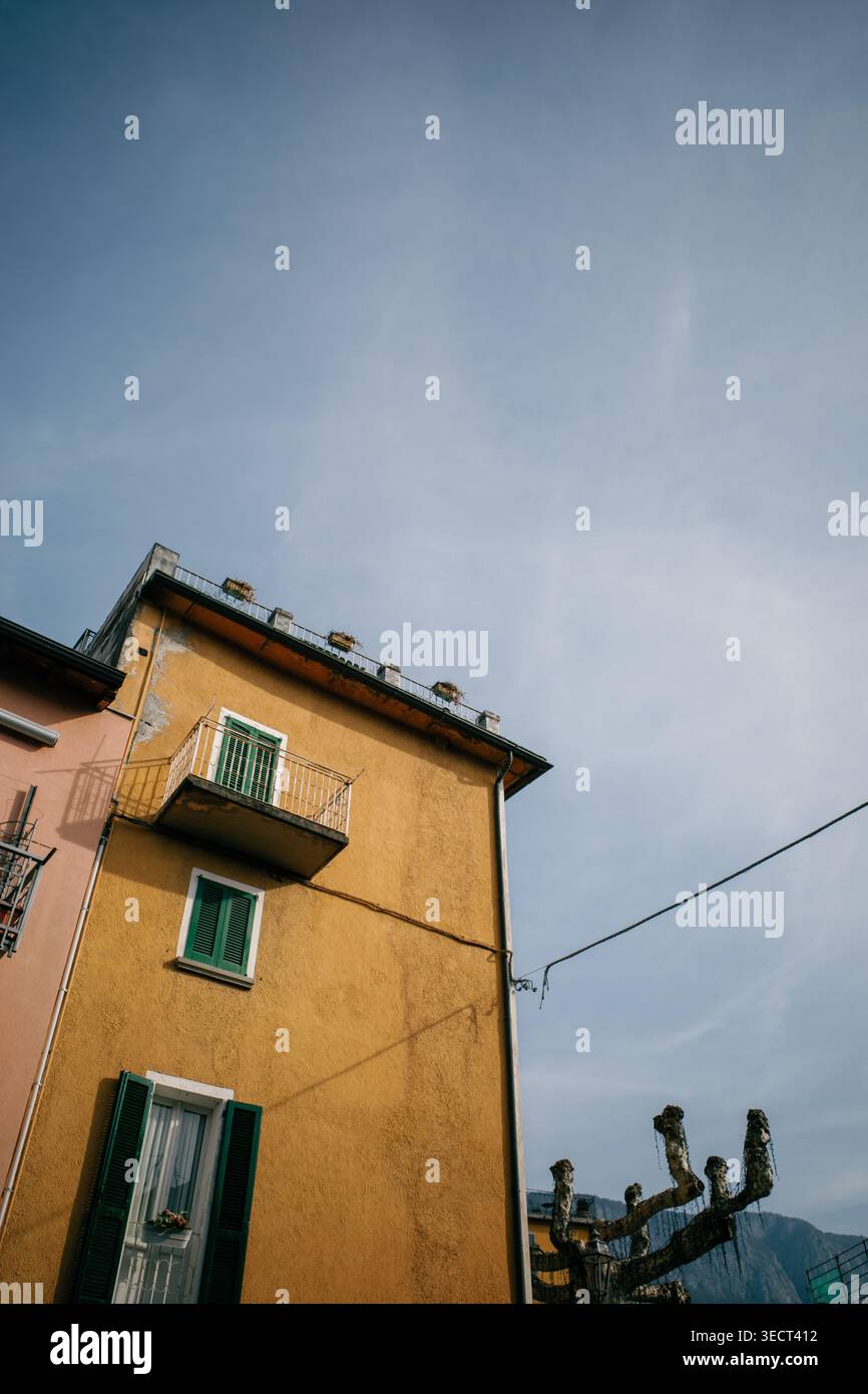 Eine malerische Szene mit einem malerischen europäischen Gebäude mit lebhaften Wänden und Balkonen vor einem ruhigen blauen Himmel, die das Wesen des Zauberstabs einfangen Stockfoto