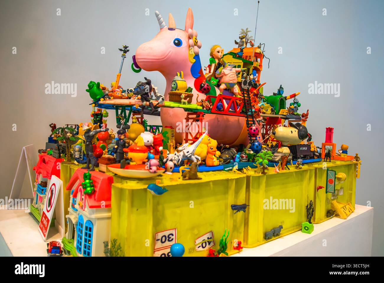 Eine große Mixed-Media-Assemblage-Skulptur aus recycelten Plastikspielzeugen, ausgestellt auf der Ausstellung Trash to Treasure im QSNCC in Bangkok. Stockfoto