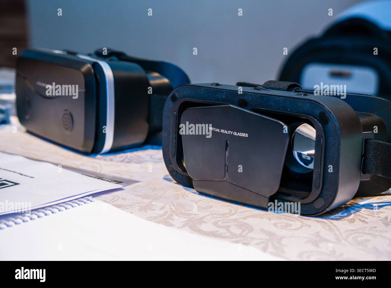 Ein VR Shinecon Smartphone-Virtual-Reality-Headset auf einem Präsentations-tisch an einem Technologie-Messe-Stand in der QSNCC-Veranstaltungshalle in Bangkok. Stockfoto