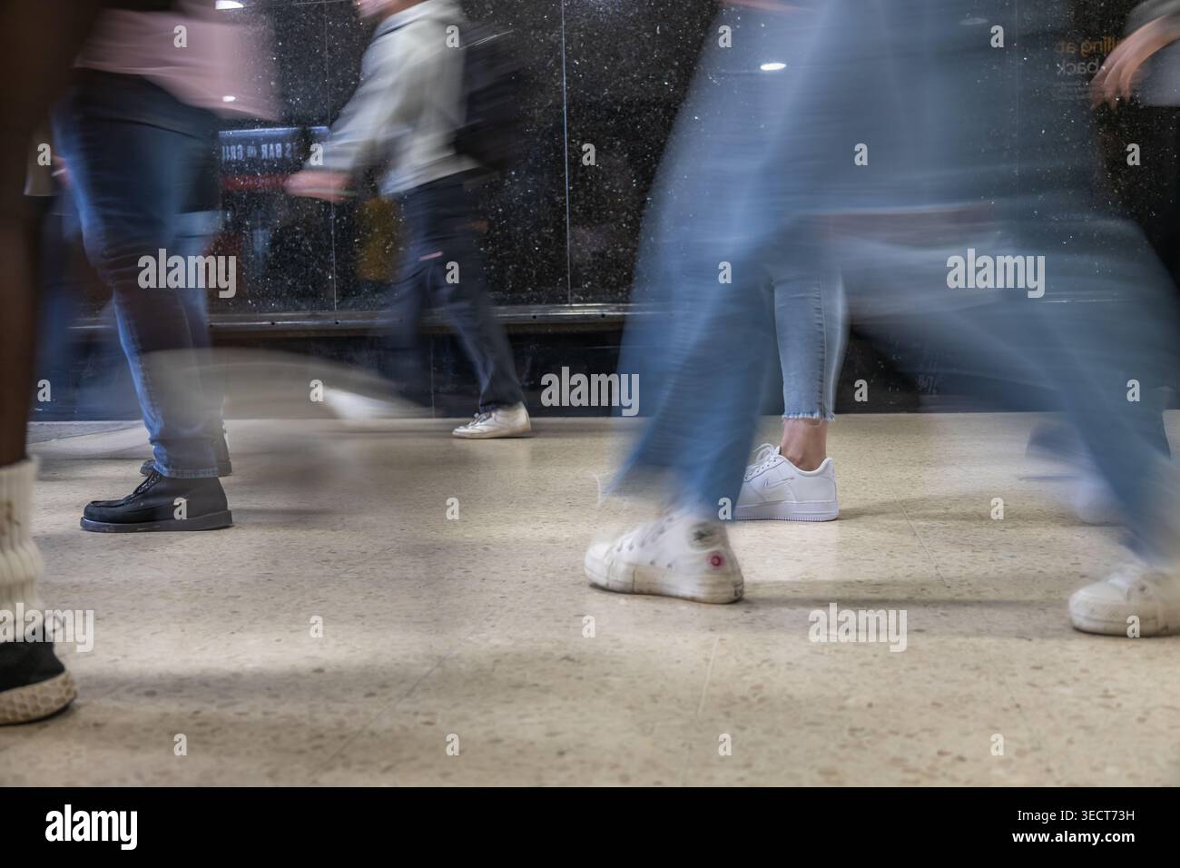 Verschwommene Bewegungen von Menschen, die in einem belebten öffentlichen Raum laufen. London, UK, 6. April 2024 Stockfoto