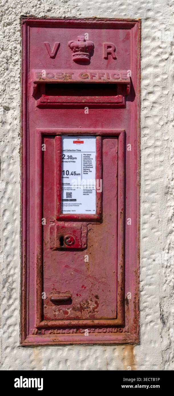 Britischer viktorianischer wandmontierter Gusseisen-Postkasten Typ C Nr. TA24 52, beim Withypool Post Office, Withypool, Exmoor, England, UK Stockfoto