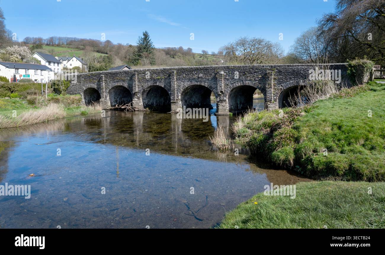Die Withypool Bridge - ein denkmalgeschütztes Gebäude - und River Barle in Withypool, Somerset, England, Großbritannien Stockfoto