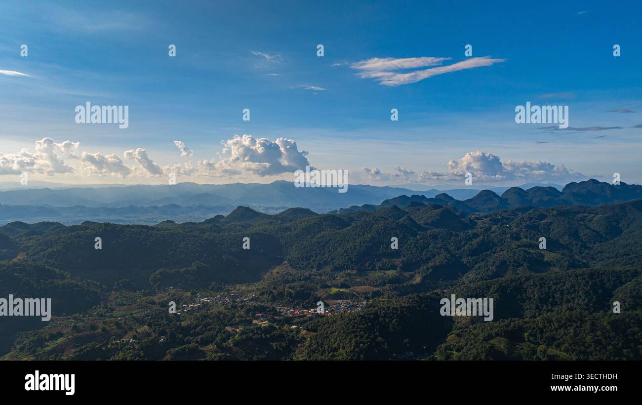 Ruhiges Dorf am See an der Grenze zwischen Thailand und Burma. Ein atemberaubender Blick aus der Luft fängt Baan Arunothai ein, ein ruhiges Bergdorf, eingebettet in eine ruhige Umgebung Stockfoto