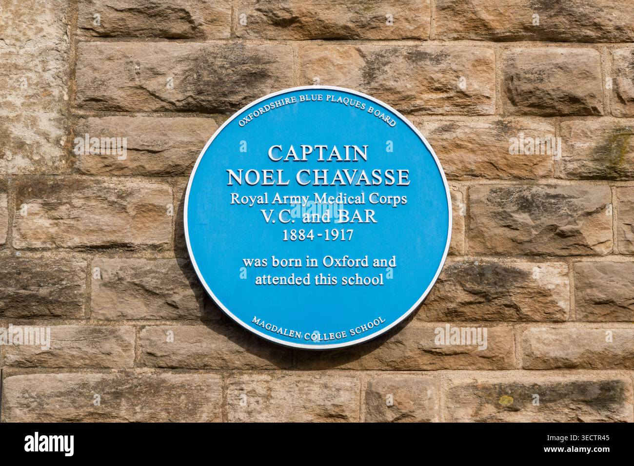Blaue Plakette für Captain Noel Chavasse VC und Bar am Standort seiner ehemaligen Schule, Magdalen College School, Cowley Place, Oxford, UK. Stockfoto