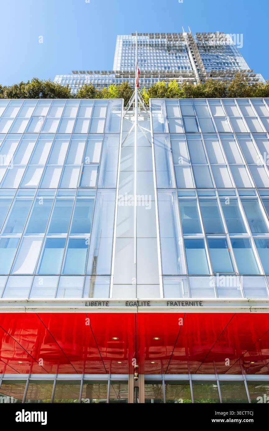 Fassade des Tribunal de Paris (Courthouse of Paris) von Renzo Piano mit dem Motto der Französischen Republik „Liberté, Egalité, Fraternité“. Stockfoto