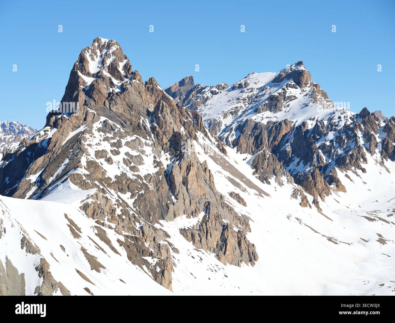LUFTAUFNAHME. La Meyna (3067 m, links) & Rocca Bianca (3193 m, rechts) weiter entfernt BREC de Chambeyron (3389 m), Blick von Süden. Val d'Oronaye, Frankreich. Stockfoto