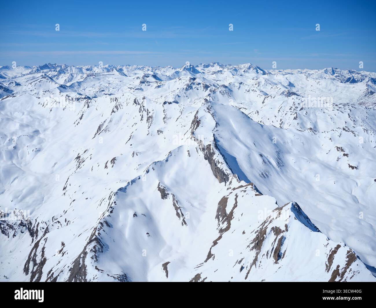 LUFTAUFNAHME. Weite aussicht auf das Mercantour Massiv im frühen Frühjahr aus dem Norden. Val d'Oronaye, Alpes-de-Haute-Provence, Frankreich. Stockfoto