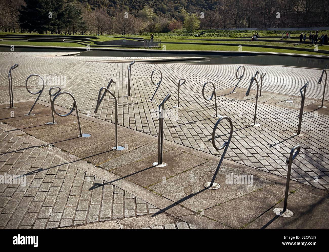 Abstrakte Kunst oder flippige Fahrradnaben in Holyrood, Edinburgh Stockfoto
