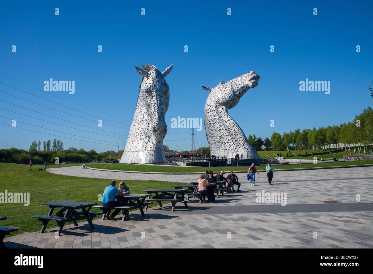 Die Kelpies in Falkirk, Schottland, unter sonnigem blauem Himmel. Die legendären Pferdekopfskulpturen sind ein bedeutendes Wahrzeichen Schottlands des Künstlers Andy Scott Stockfoto