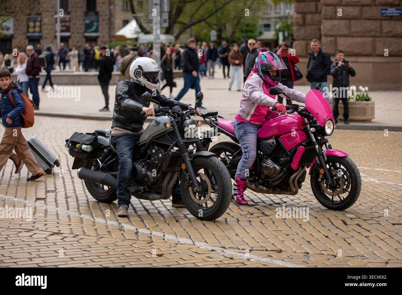 Sofia, Bulgarien - 02. Mai 2026: Motorradfahrer treffen sich und fahren durch die Straßen von Sofia während der offiziellen Eröffnung der Motorradsaison 2026. Stockfoto