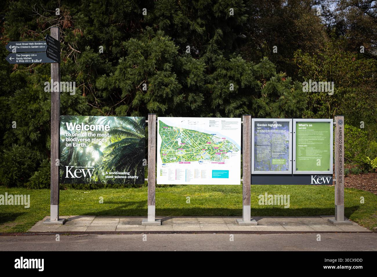 Eine Informationstafel und Karte in den Royal Botanic Gardens, Kew. Stockfoto