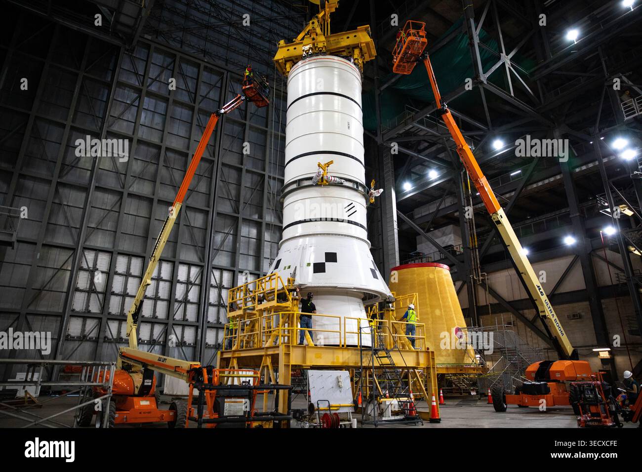 Techniker von Exploration Ground Systems der NASA Proben Booster Stapacking-Operationen im Vehicle Assembly Building (VAB) im Ken der Agentur Stockfoto