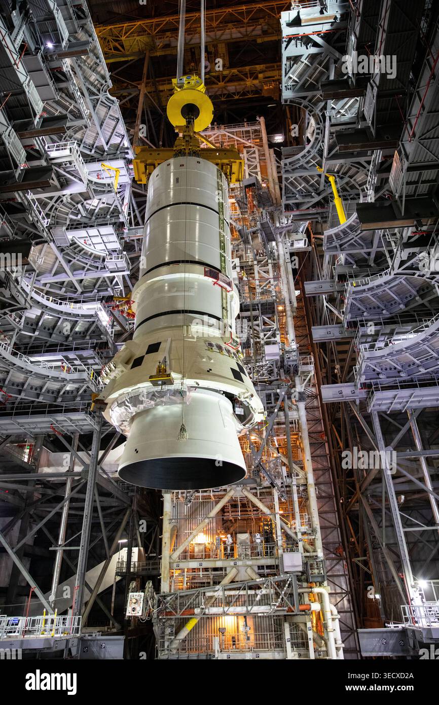 Im Vehicle Assembly Building (VAB) im Kennedy Space Center der NASA in Florida, dem zweiten von zwei Artemis i achter Booster-Segmenten für den Space Launc Stockfoto