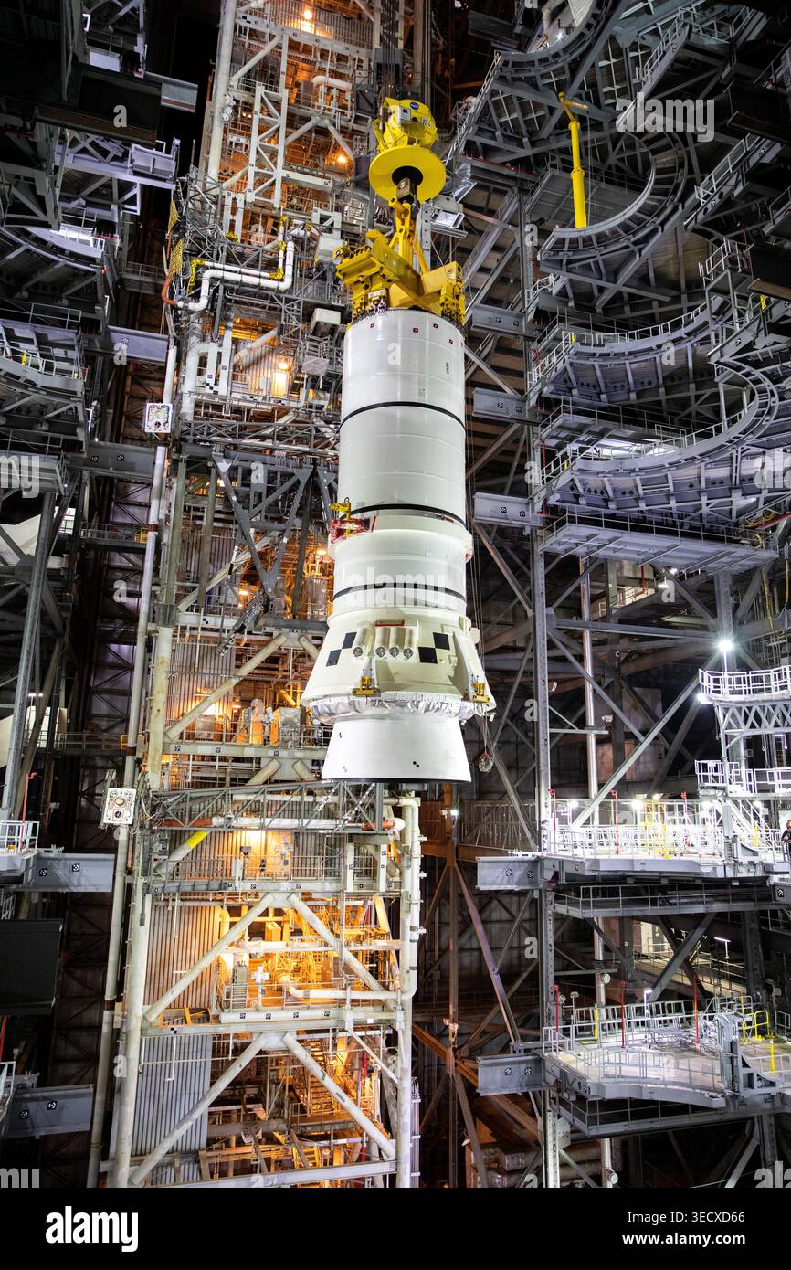 Im Vehicle Assembly Building (VAB) im Kennedy Space Center der NASA in Florida, dem zweiten von zwei Artemis i achter Booster-Segmenten für den Space Launc Stockfoto