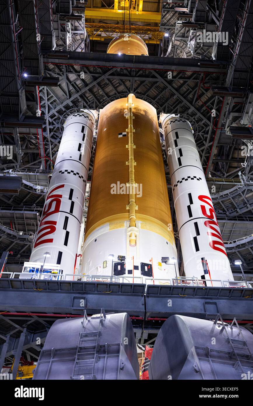 In Zusammenarbeit mit den Exploration Ground Systems der NASA und dem Hauptauftragnehmer Amentum wird die SLS-Mondrakete (Space Launch System) mit der Festkörperrakete integriert Stockfoto