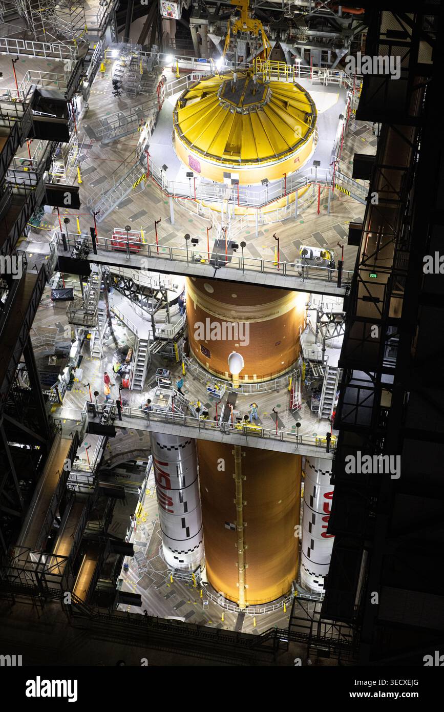 In Zusammenarbeit mit den Exploration Ground Systems der NASA und dem Hauptauftragnehmer Amentum wird die SLS-Mondrakete (Space Launch System) mit der Festkörperrakete integriert Stockfoto