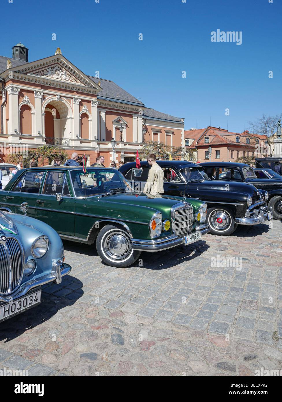 Oldtimer werden im Stadtzentrum von Klaipeda ausgestellt Stockfoto