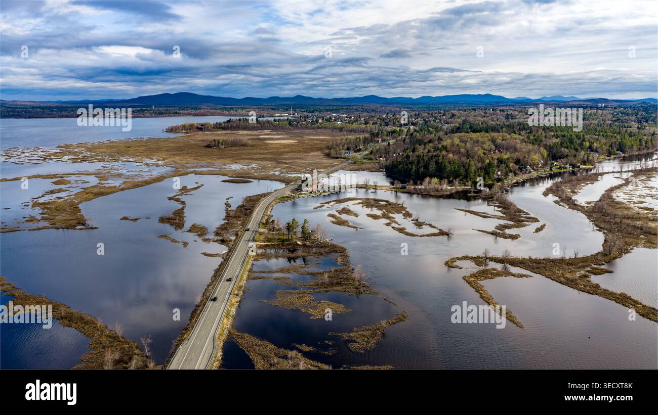 Tupper Lake, NY, USA - 29. April 2026 Luftaufnahmen machen den Raquette River und die Feuchtgebiete des Tupper Lake in den Adirondack Mountains in New York. Stockfoto