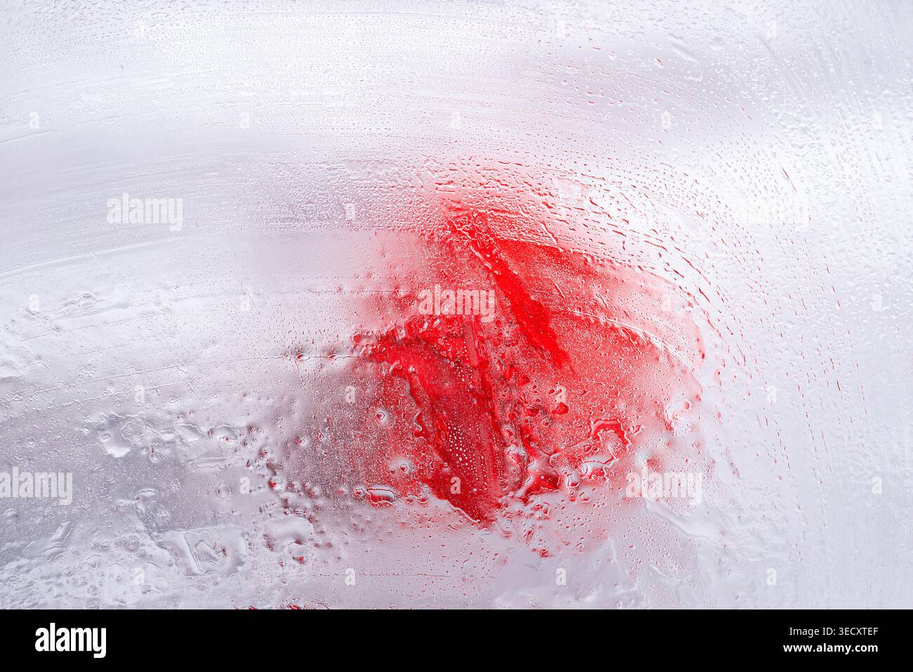 Sanfter abstrakter Hintergrund mit weichen weißen Texturen und einem Hauch von roter Farbe, die Federn oder Frost ähnelt. Stockfoto