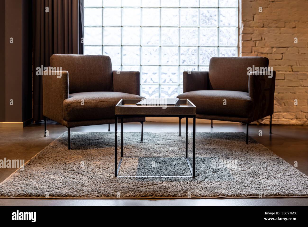 Moderner Wartebereich mit weichen Sesseln. Innenraum mit Glashintergrund. Stockfoto