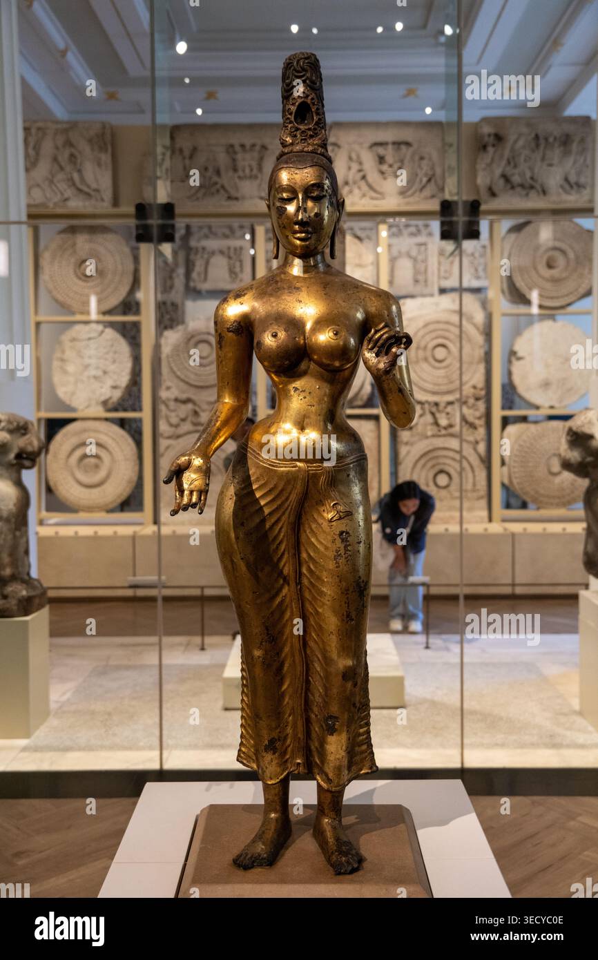 London, UK - 4. Juli 24: Vergoldete Bronzestatue einer stehenden weiblichen Gottheit, fotografiert in einer Glasausstellung im British Museum, London, England, Großbritannien. Stockfoto