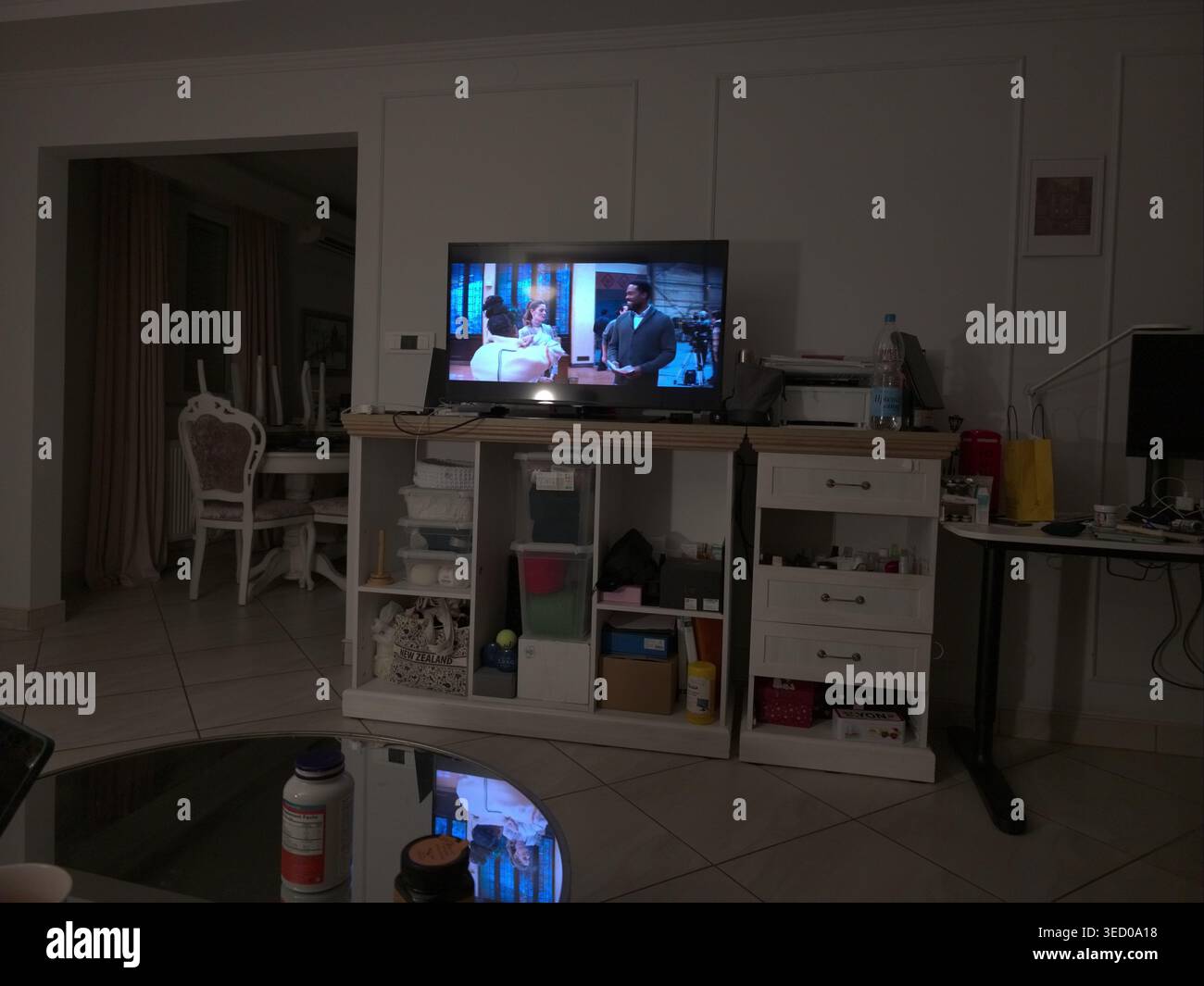 Neuseeland-Korb Unter Dem Fernseher Gemütliches Wohnzimmer Stockfoto