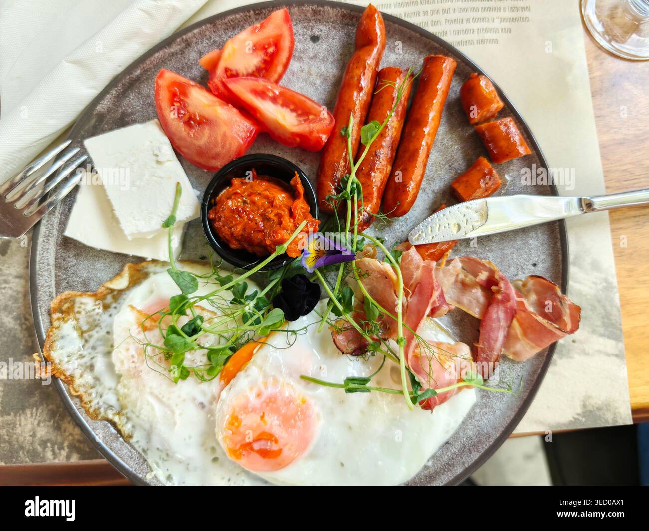 Herzhafte Frühstücksplatte Eier Würstchen Speck Greens Stockfoto