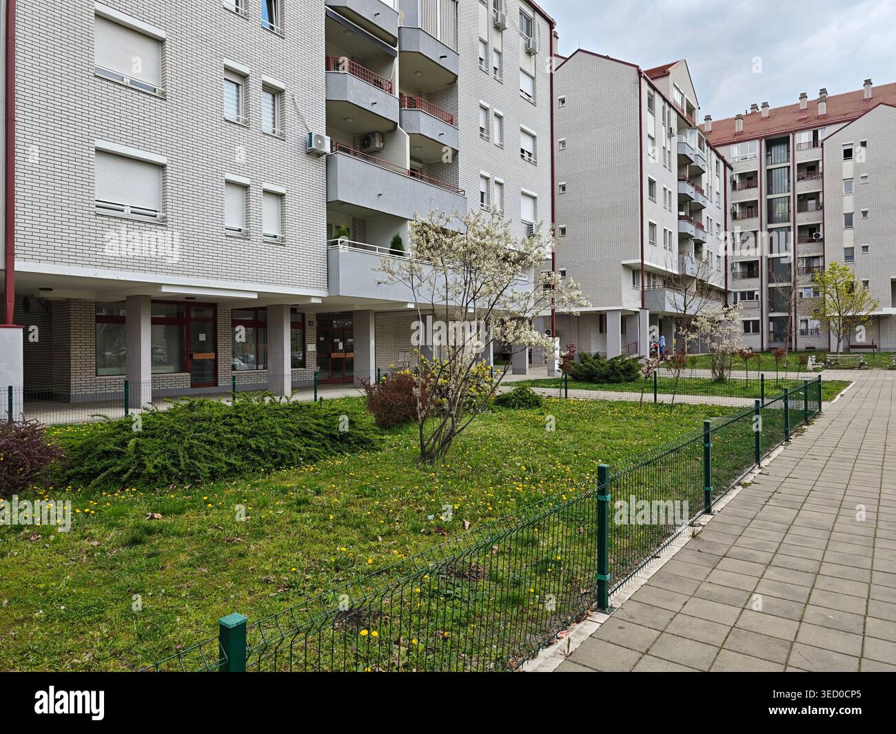 Moderne Apartmentgebäude Rund Um Den Grünen Innenhof Stockfoto