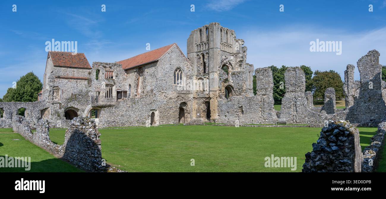Panoramablick auf das erhaltene Klostergebäude und den Turm inmitten von Ruinen in Castle Acre Priory, Castle Acre, Norfolk, England, Großbritannien. Stockfoto