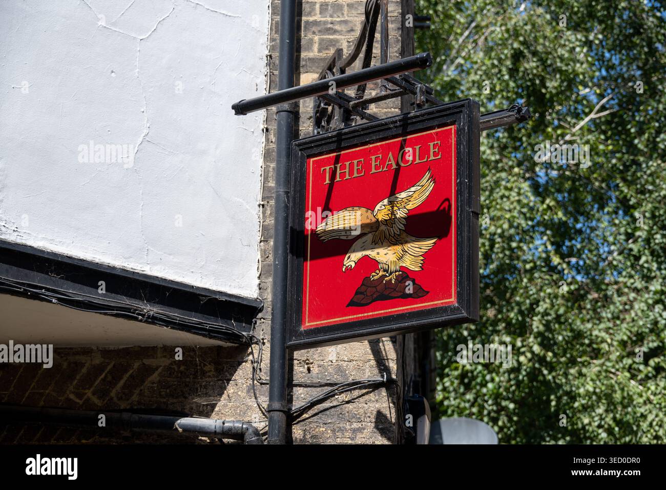 Cambridge, UK - 24. Juli 30: Außenschild für den Eagle Pub mit Adleremblem auf rotem Hintergrund, fotografiert in Cambridge, Cambridgeshire, E Stockfoto