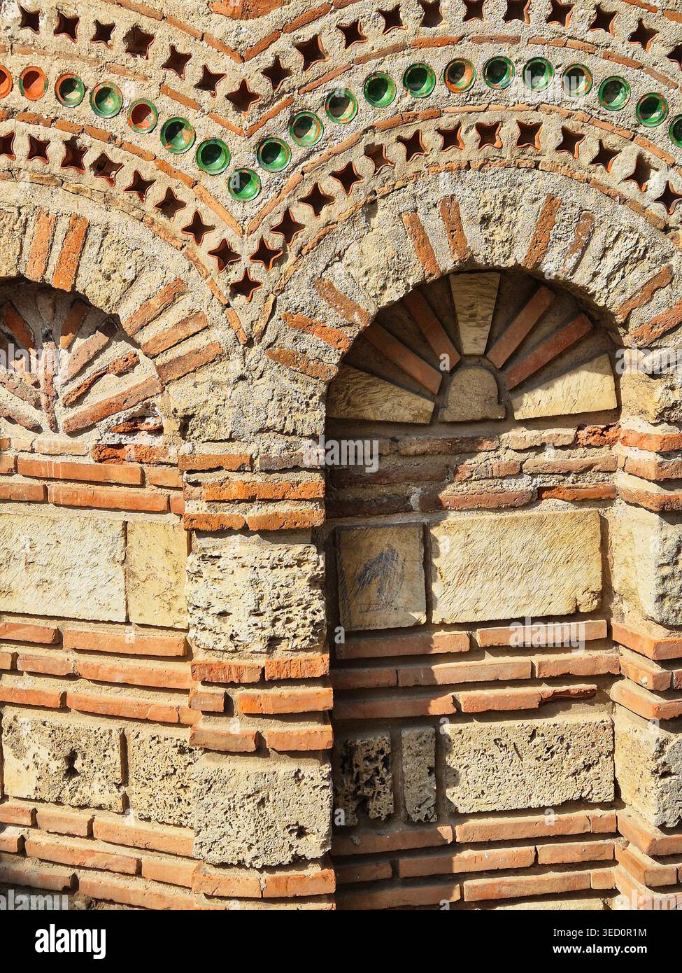 Mittelalterliche bulgarische Architektur, charakteristisch für viele Kirchen der alten Nessebar. Diese Mauerwerkstechnik wird als „gemischt“ bezeichnet. Stockfoto