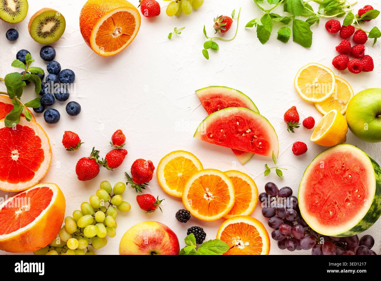 Verschiedene frische Früchte und Beeren auf weißem Hintergrund. Saubere Ernährung, gesundes Leben. Draufsicht. Stockfoto