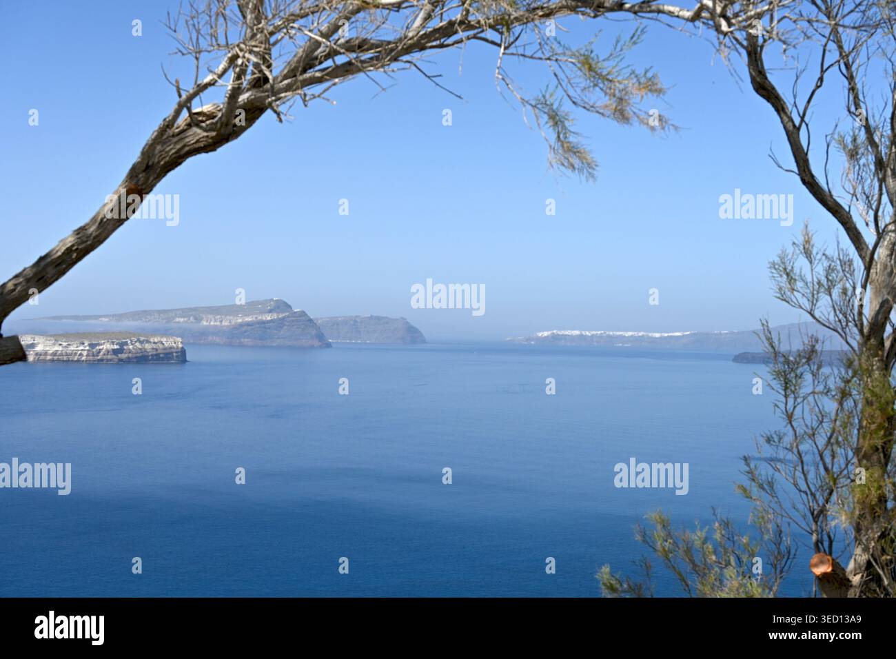 Atemberaubende vulkanische Klippen und die Landschaft des Roten Strandes vor der türkisfarbenen Ägäis, Santorin, Griechenland. Stockfoto