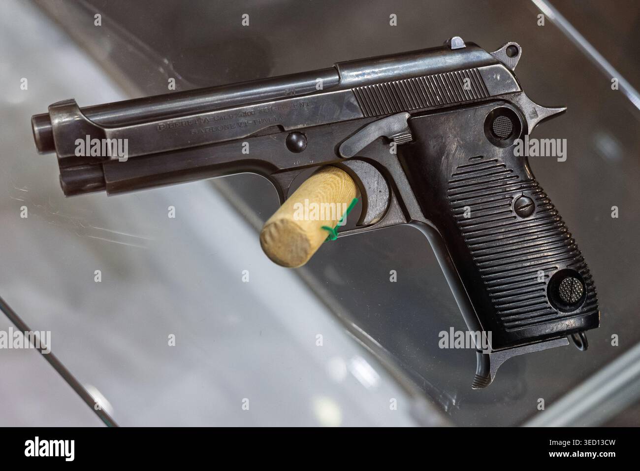 Beretta Modell 1951 Halbautomatische Pistole Auf Glasdisplay. Stockfoto