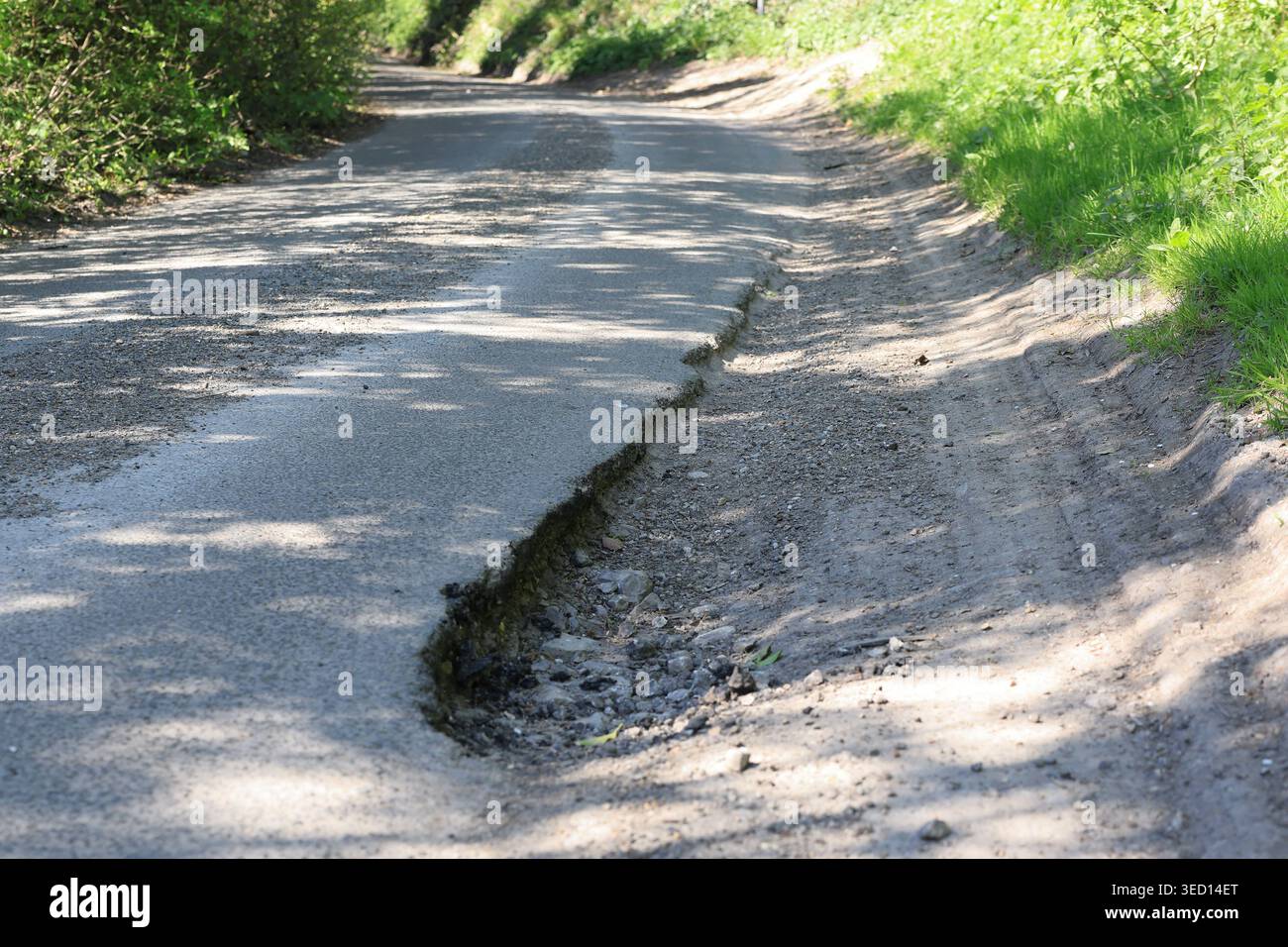 Pot Hole zeigt Straßenzustand in Großbritannien, April 2026, Kent, Großbritannien. Stockfoto