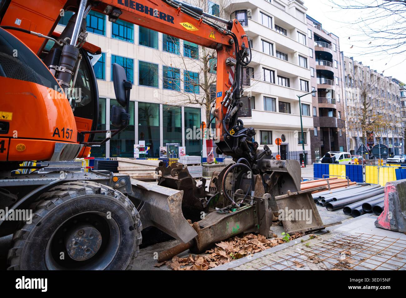Brüssel, Belgien 14. Dezember 2025: Baubagger Für Straßenreparatur Im Stadtteil Brüssel Stockfoto