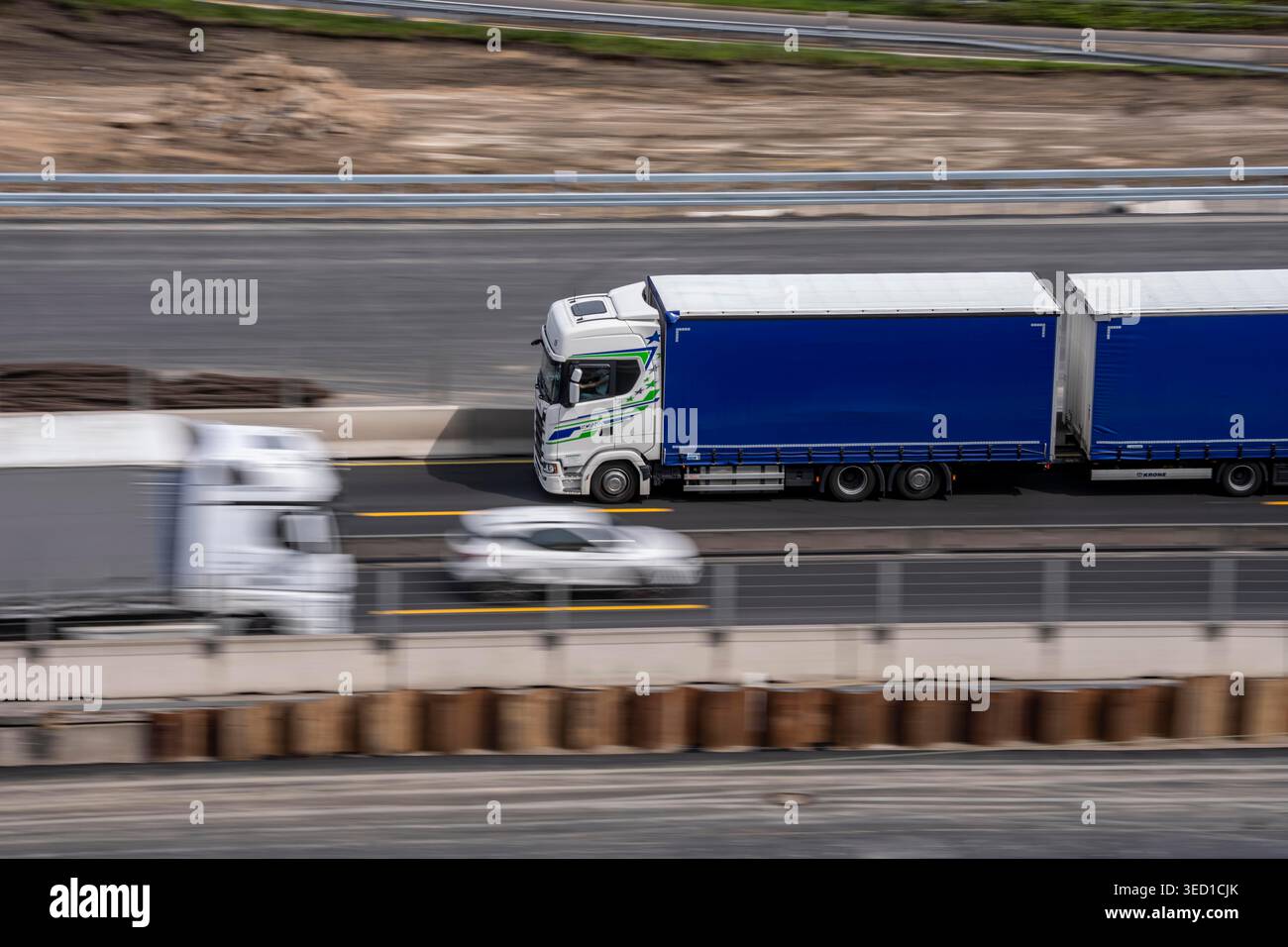 Lkw auf der Autobahn A3 bei Duisburg, Speditionsunternehmen, Güterverkehr, Nordrhein-Westfalen, Deutschland, Stockfoto