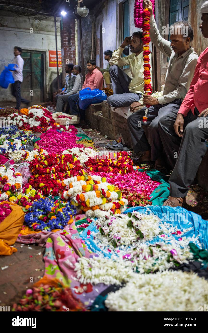 Blumen- und Girlandenverkäufer, Varanasi, Uttar Pradesh, Indien Stockfoto