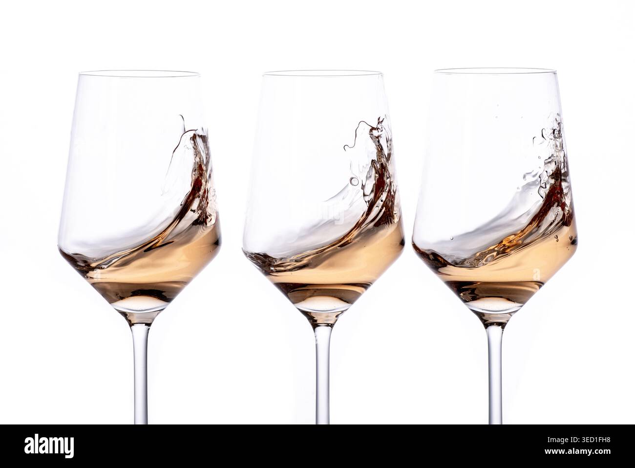 Drei Gläser zeigen wehenden Wein vor weißem Hintergrund. Stockfoto