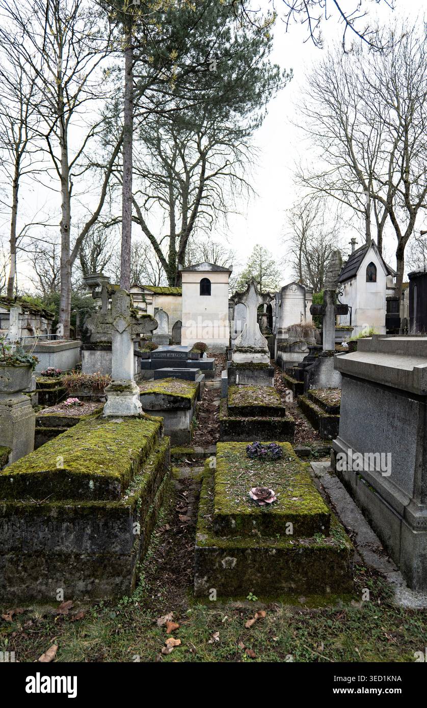 Moosbedeckte Gräber auf dem Friedhof Pere Lachaise Stockfoto