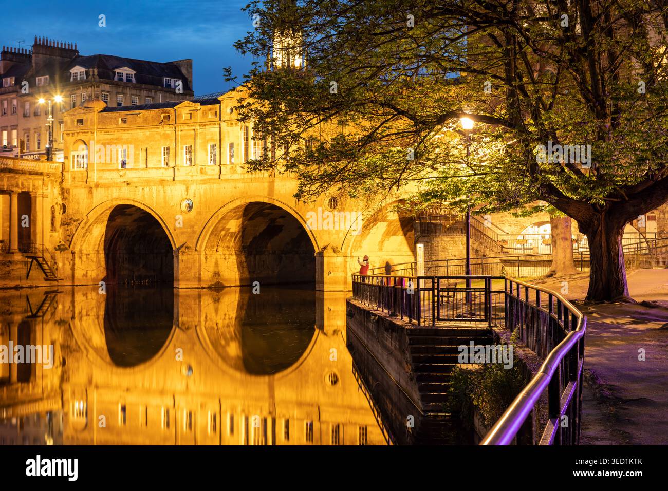 Die Nacht fällt an der berühmten Pulteney Bridge in Bath, Somerset, England. Stockfoto